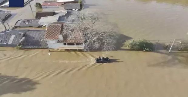 巴西暴雨致大量街区被淹当地民众自发救灾